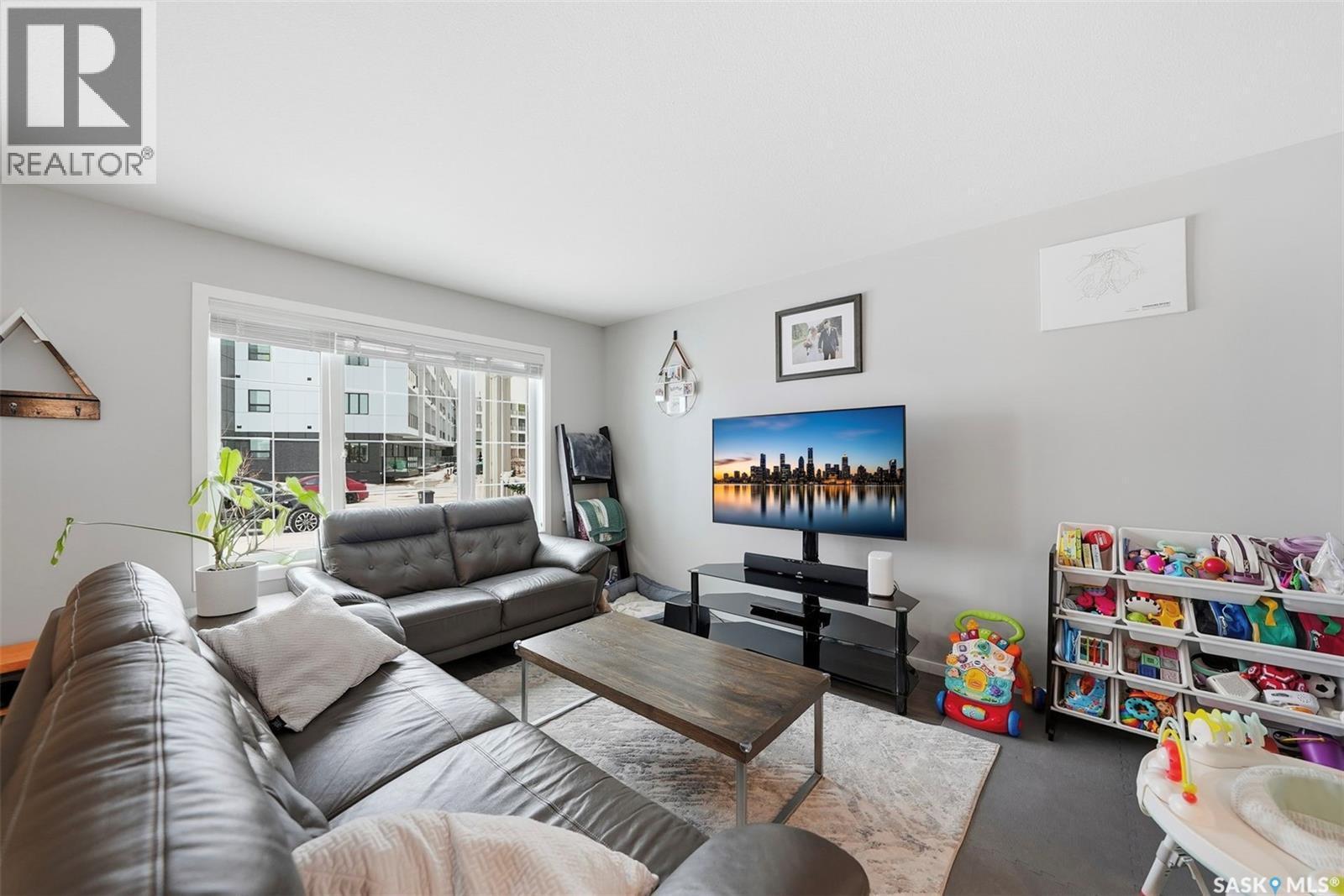 4018 Brighton Circle, Saskatoon, SK - Indoor Photo Showing Living Room