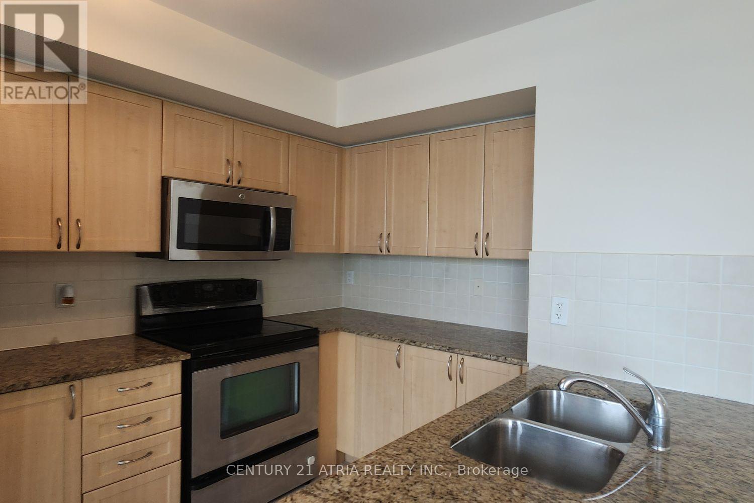 708 - 75 South Town Centre Boulevard, Markham, ON - Indoor Photo Showing Kitchen With Double Sink