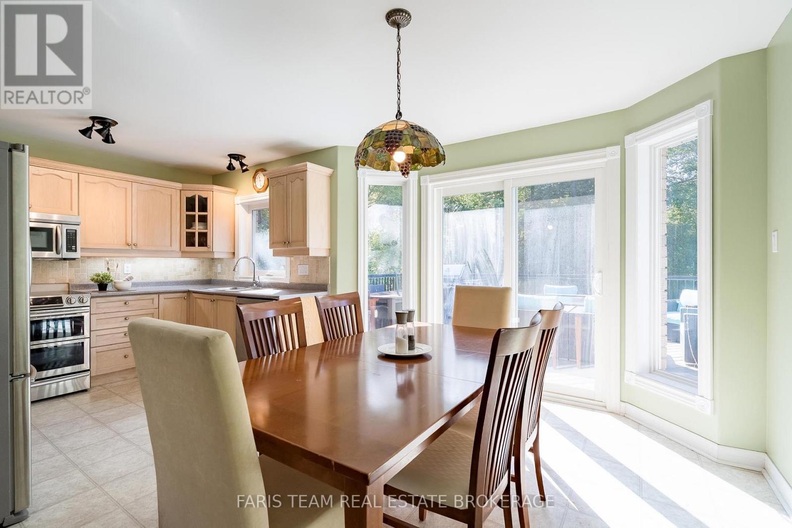24 Parr Boulevard, Springwater, ON - Indoor Photo Showing Dining Room