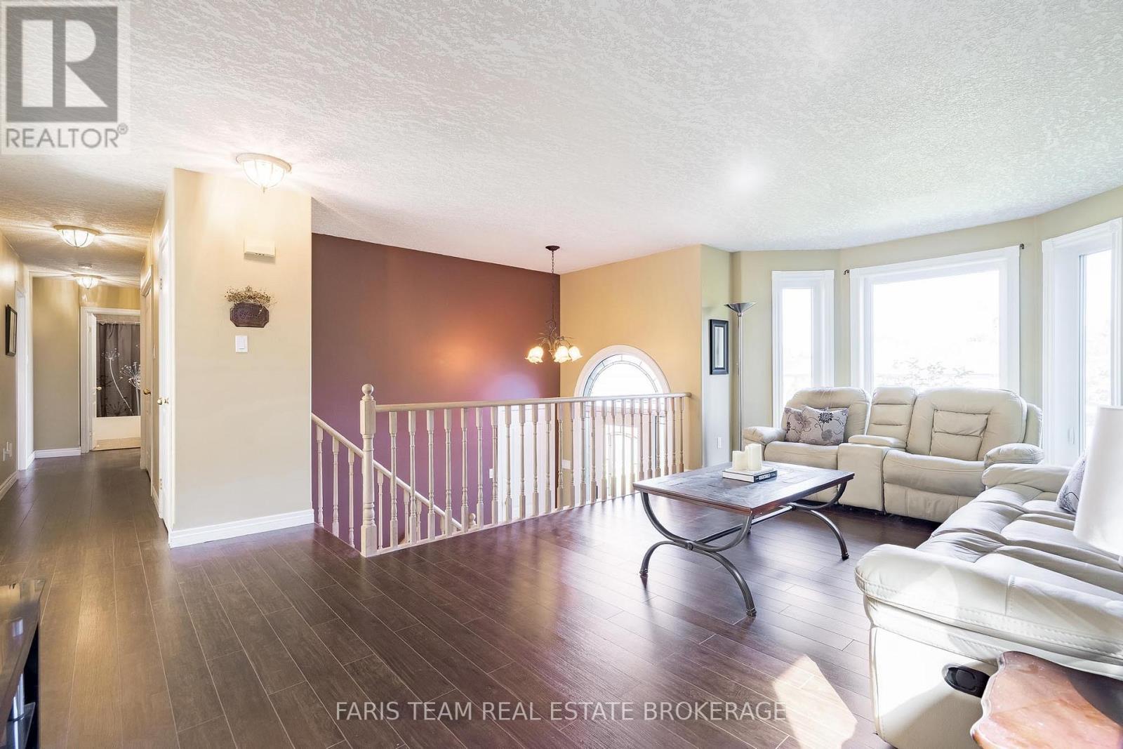 24 Parr Boulevard, Springwater, ON - Indoor Photo Showing Living Room