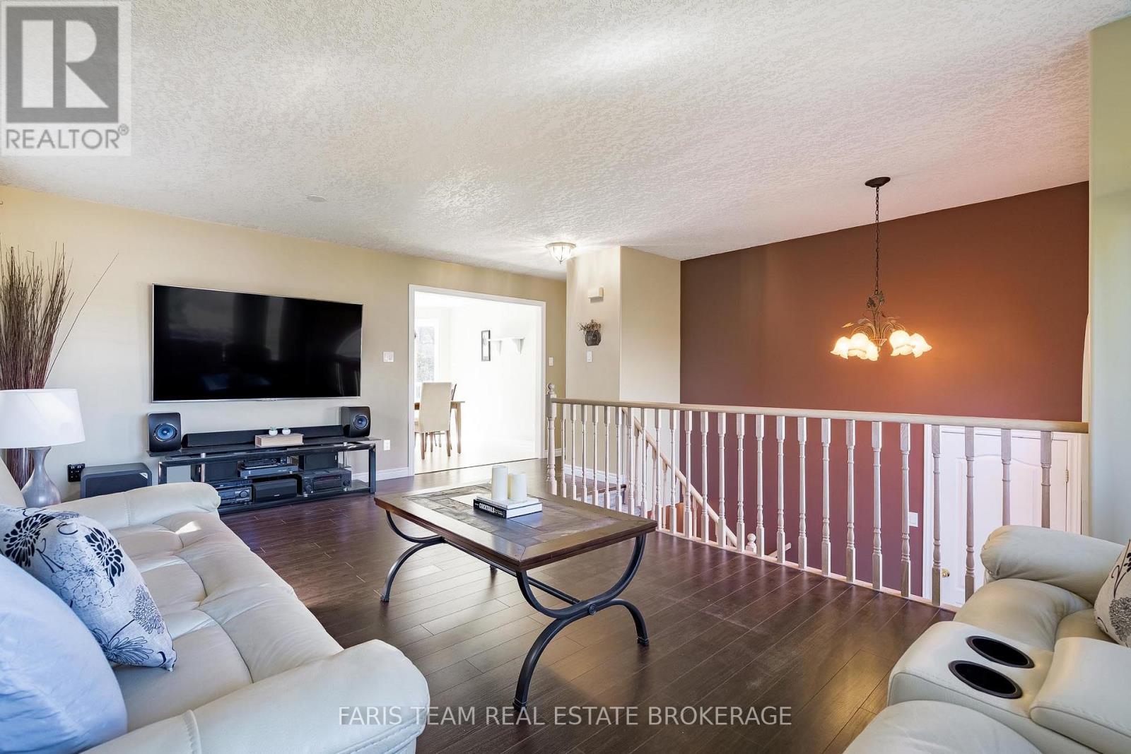 24 Parr Boulevard, Springwater, ON - Indoor Photo Showing Living Room