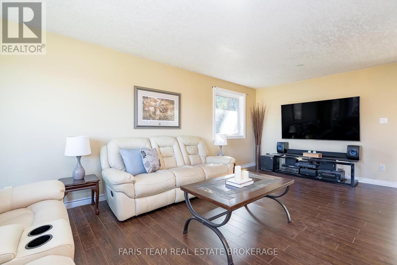 24 Parr Boulevard, Springwater, ON - Indoor Photo Showing Living Room