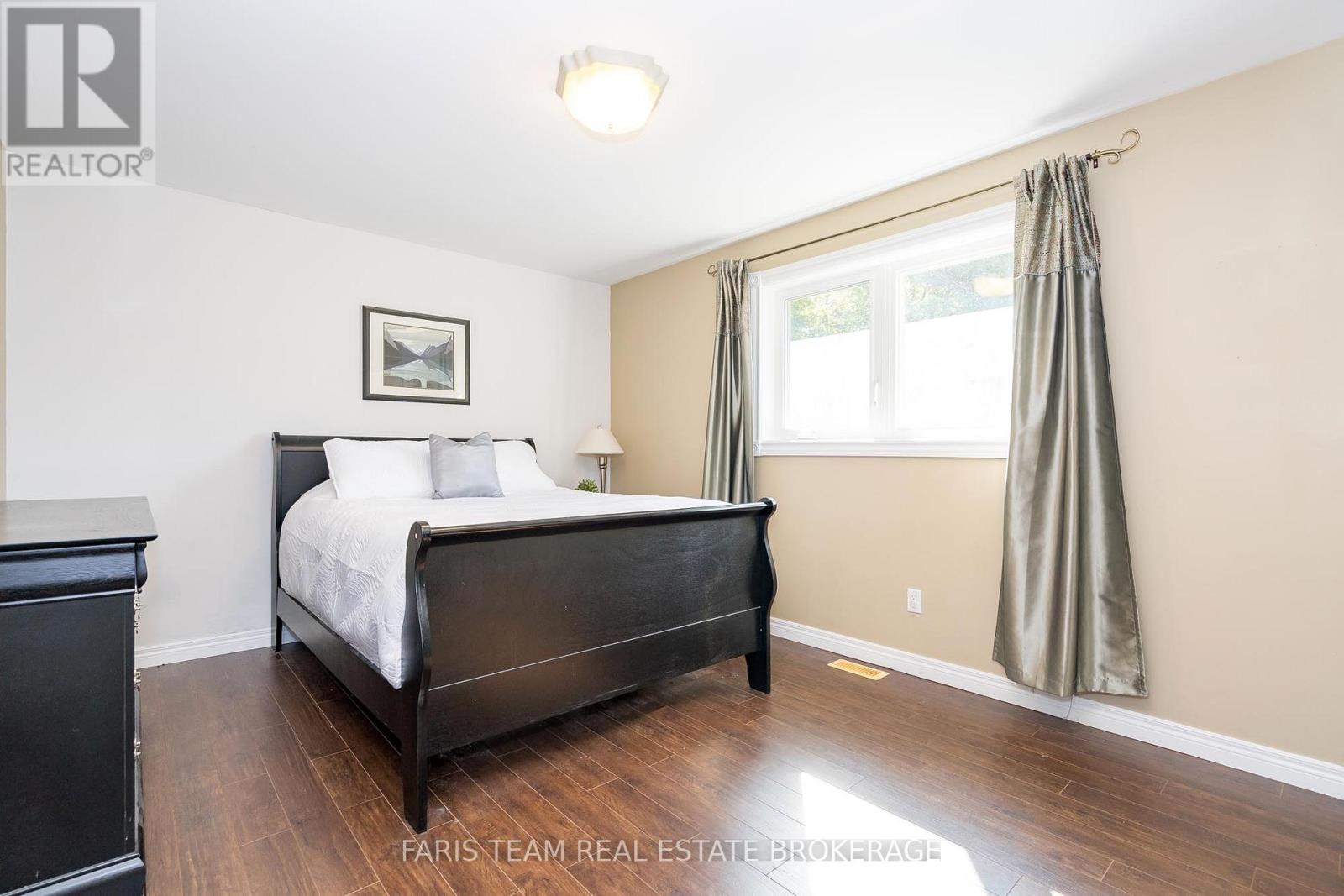 24 Parr Boulevard, Springwater, ON - Indoor Photo Showing Bedroom