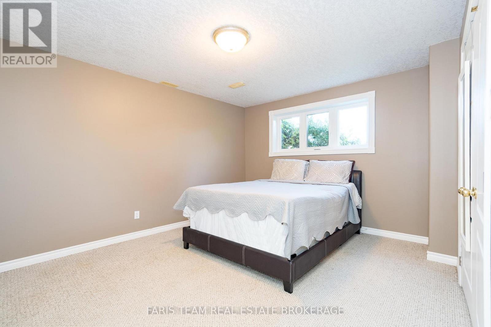 24 Parr Boulevard, Springwater, ON - Indoor Photo Showing Bedroom