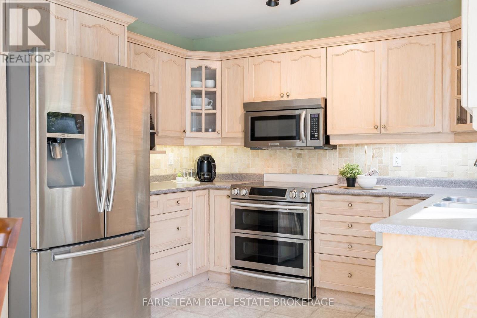 24 Parr Boulevard, Springwater, ON - Indoor Photo Showing Kitchen