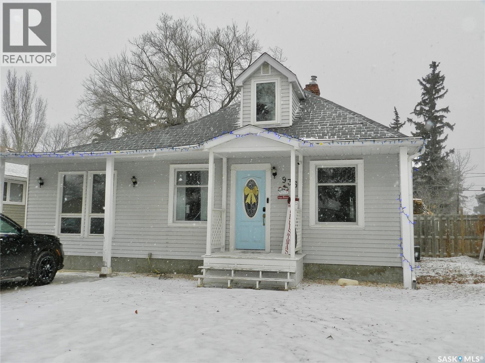 936 Vaughan Street, Moose Jaw, SK - Outdoor With Facade