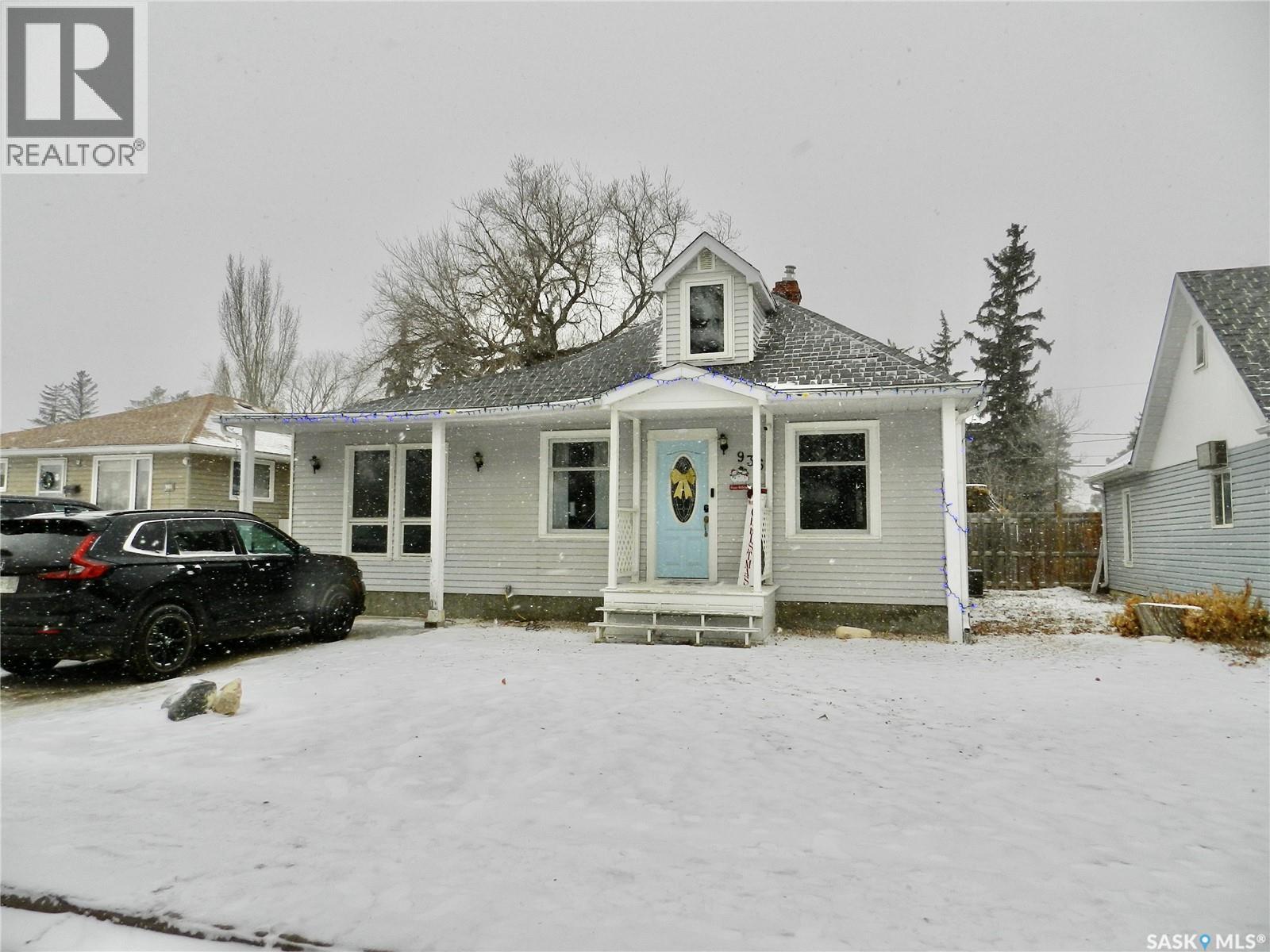 936 Vaughan Street, Moose Jaw, SK - Outdoor With Facade