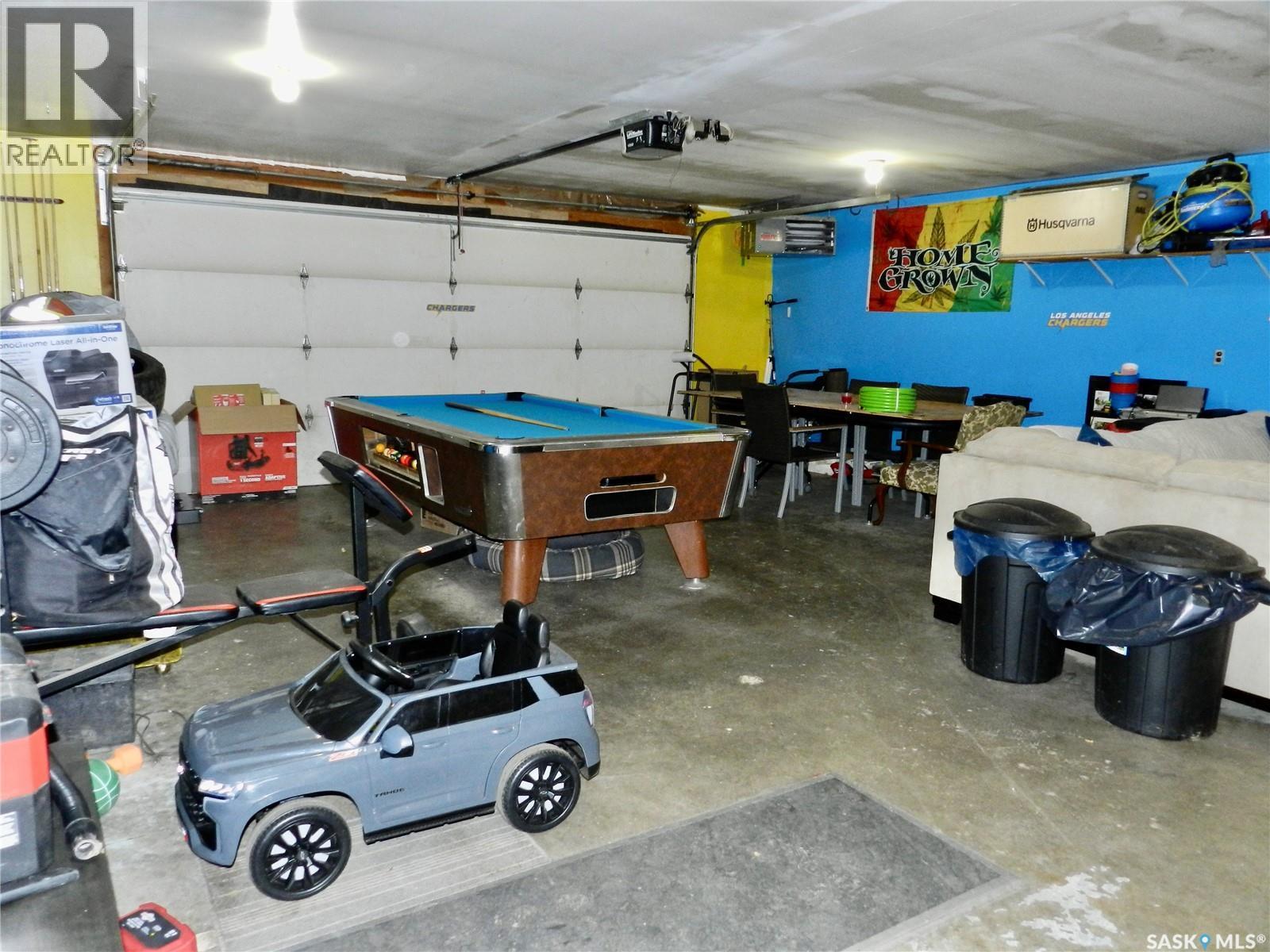 936 Vaughan Street, Moose Jaw, SK - Indoor Photo Showing Garage