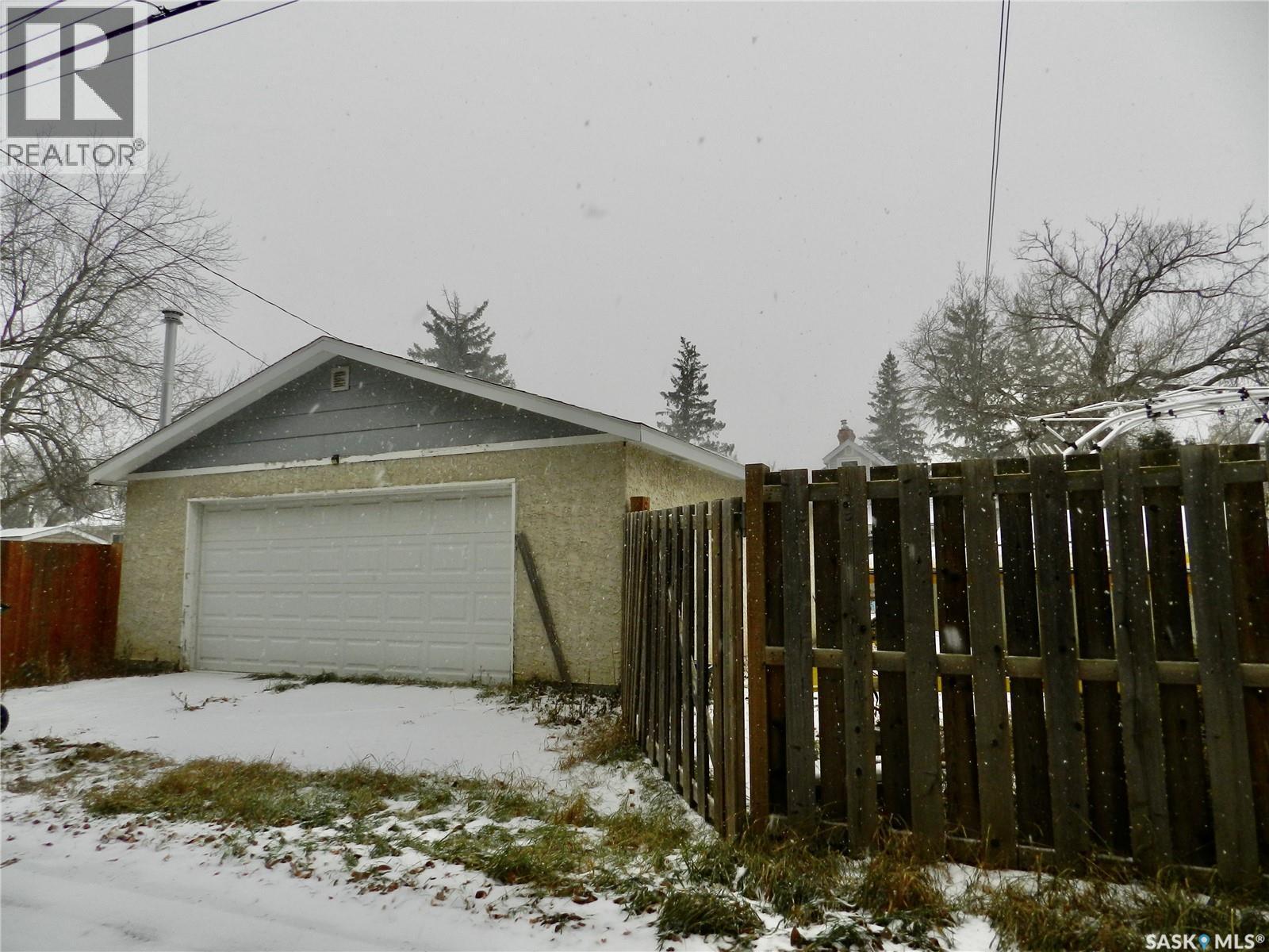 936 Vaughan Street, Moose Jaw, SK - Outdoor