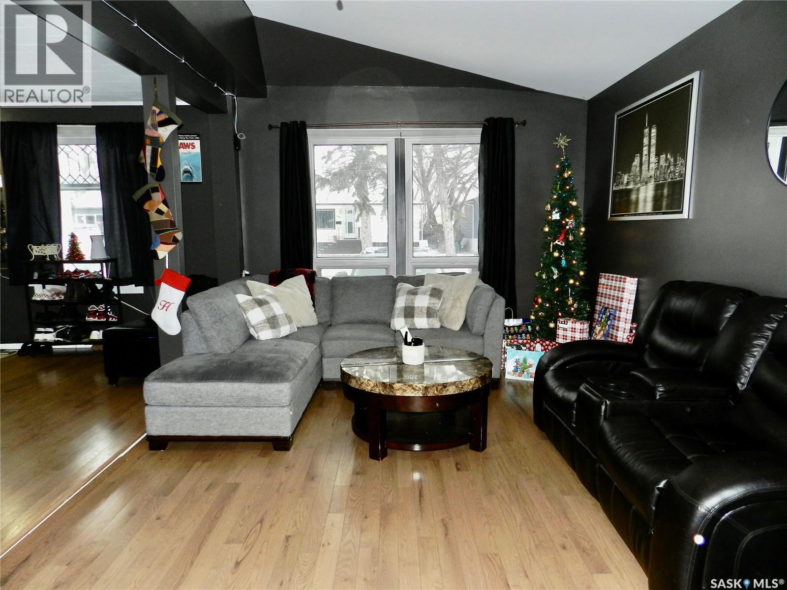 936 Vaughan Street, Moose Jaw, SK - Indoor Photo Showing Living Room