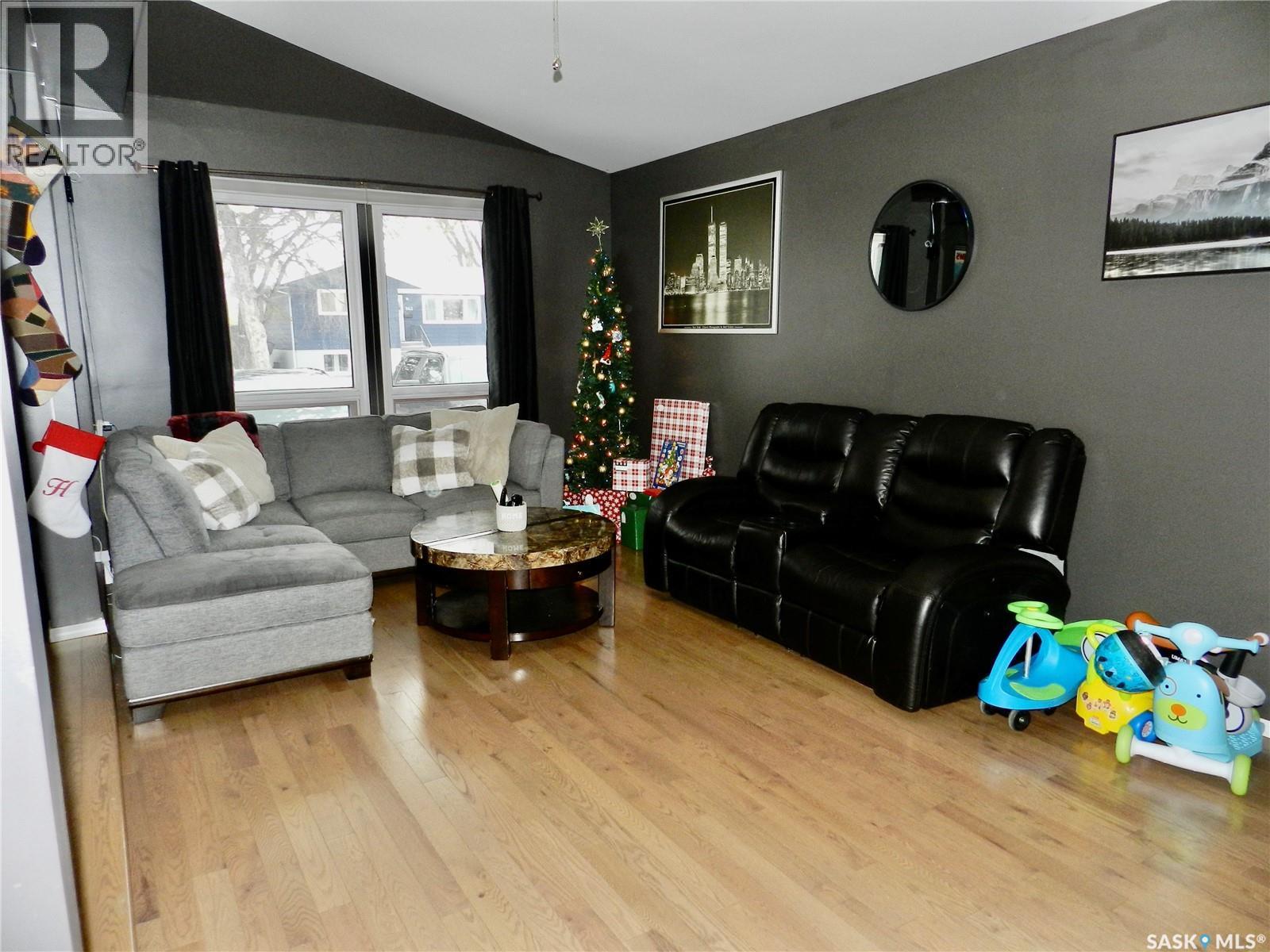 936 Vaughan Street, Moose Jaw, SK - Indoor Photo Showing Living Room
