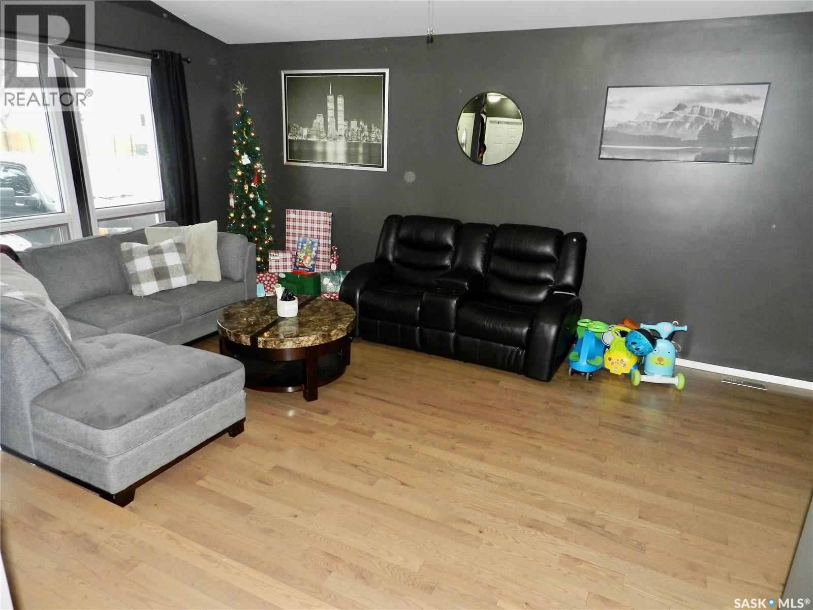 936 Vaughan Street, Moose Jaw, SK - Indoor Photo Showing Living Room