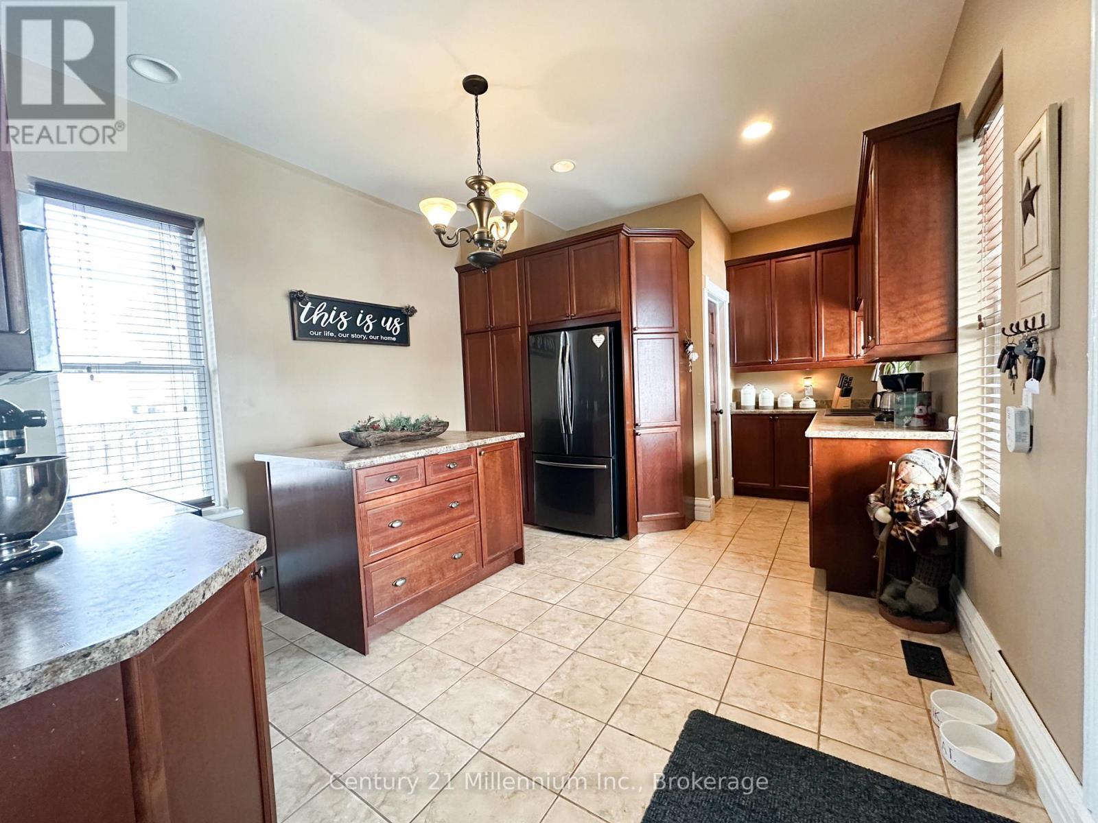 692 15Th Street E, Owen Sound, ON - Indoor Photo Showing Kitchen
