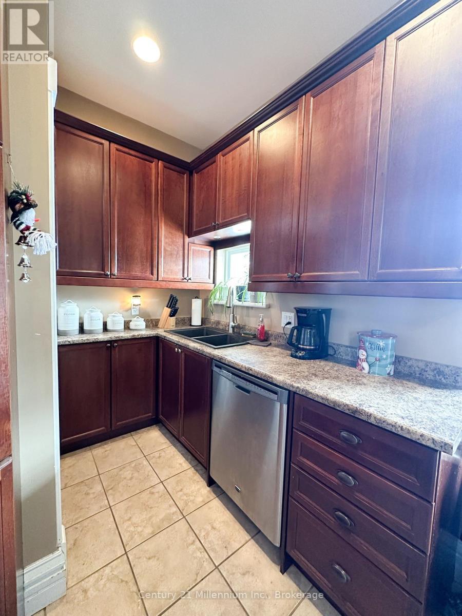 692 15Th Street E, Owen Sound, ON - Indoor Photo Showing Kitchen With Double Sink