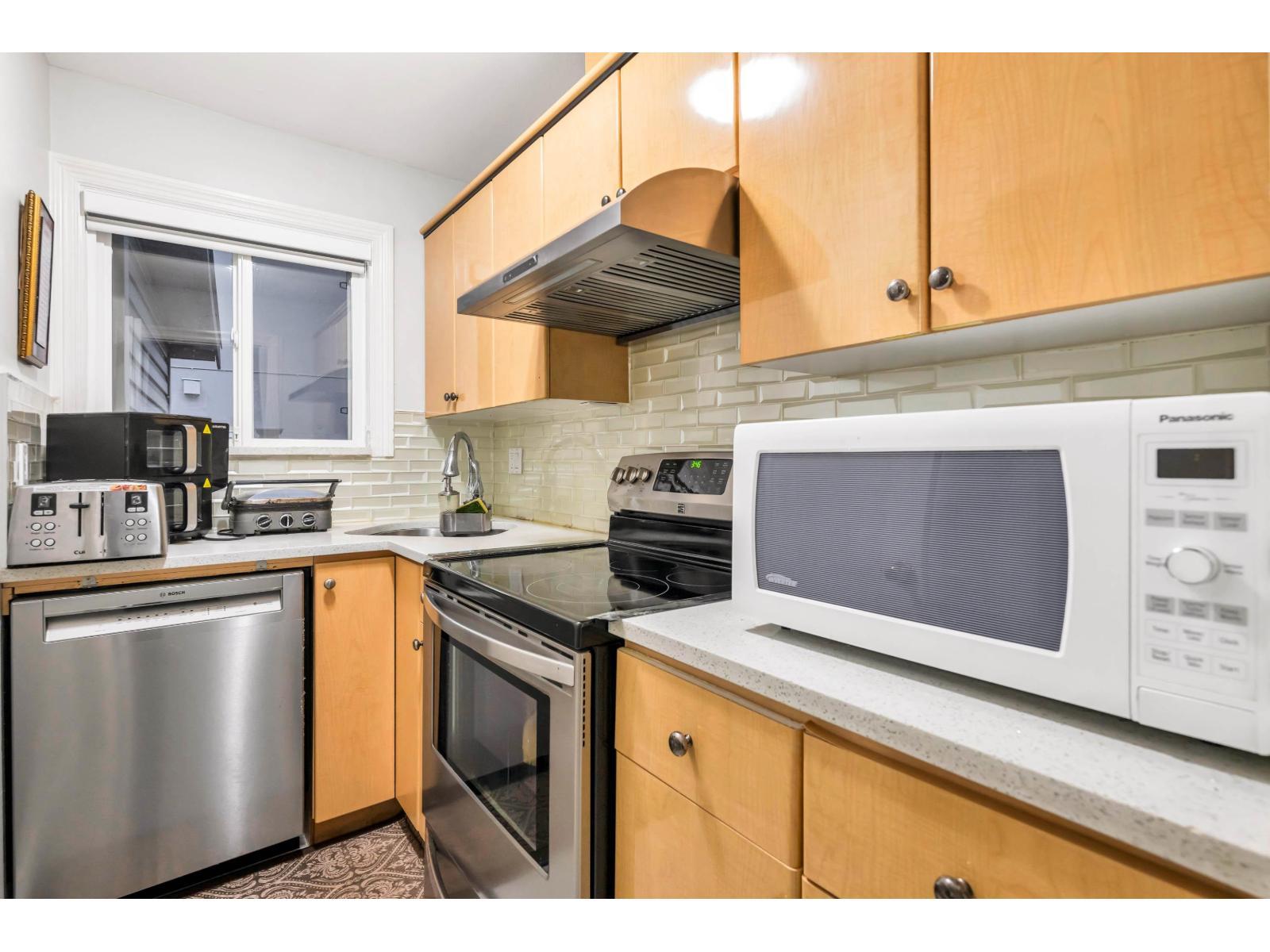 8733 162A Street, Surrey, BC - Indoor Photo Showing Kitchen With Stainless Steel Kitchen