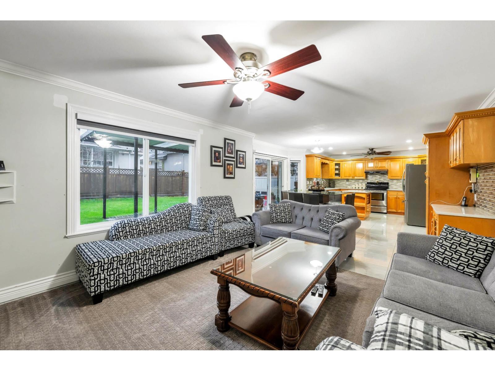 8733 162A Street, Surrey, BC - Indoor Photo Showing Living Room