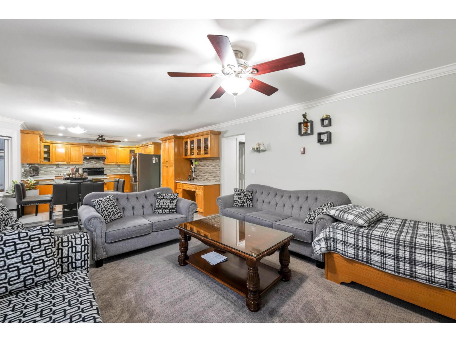 8733 162A Street, Surrey, BC - Indoor Photo Showing Living Room