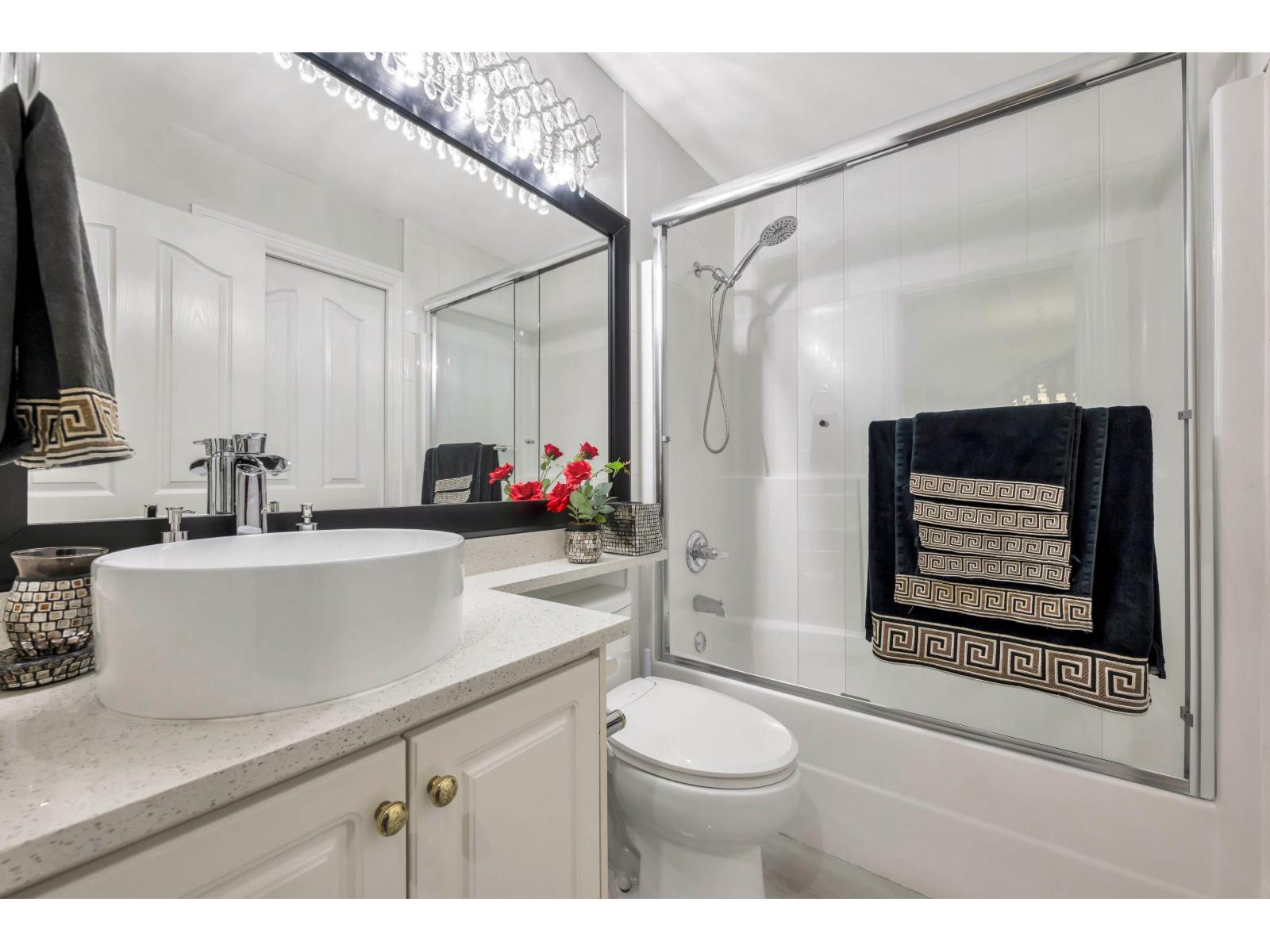 8733 162A Street, Surrey, BC - Indoor Photo Showing Bathroom