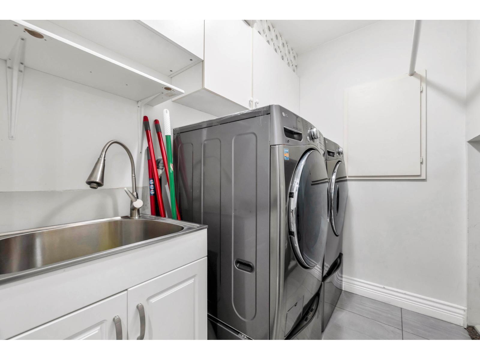 8733 162A Street, Surrey, BC - Indoor Photo Showing Laundry Room