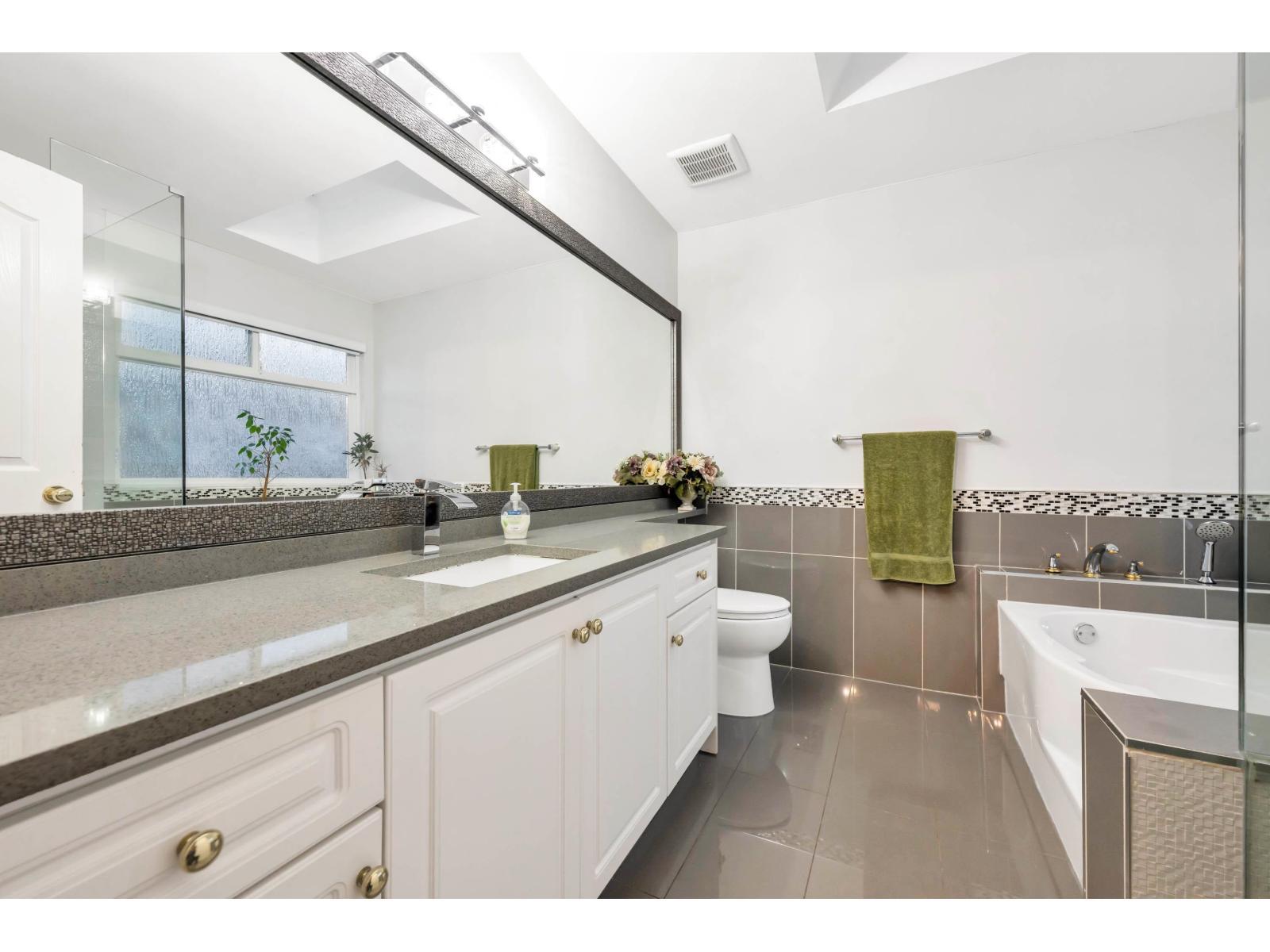 8733 162A Street, Surrey, BC - Indoor Photo Showing Bathroom