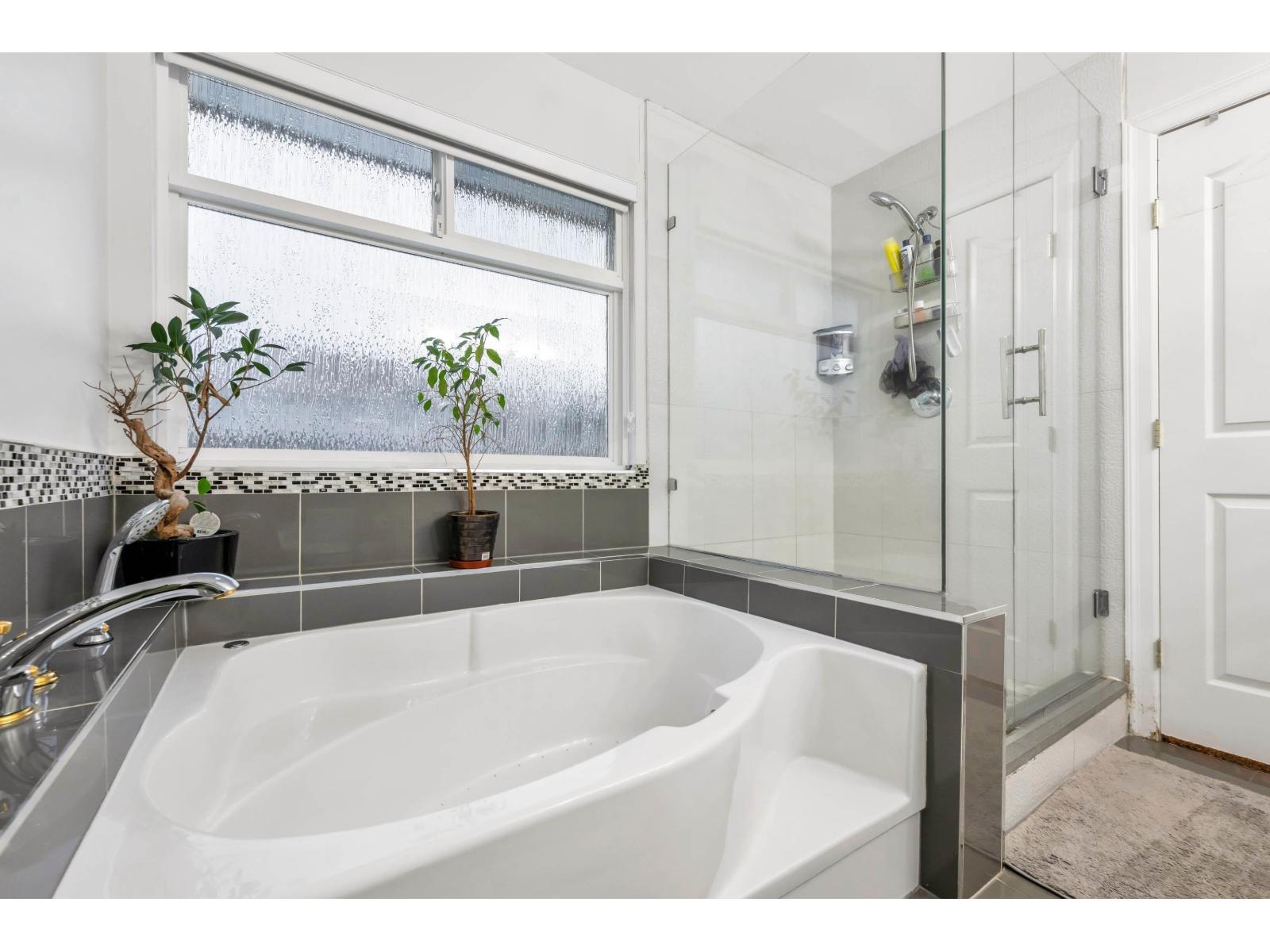 8733 162A Street, Surrey, BC - Indoor Photo Showing Bathroom