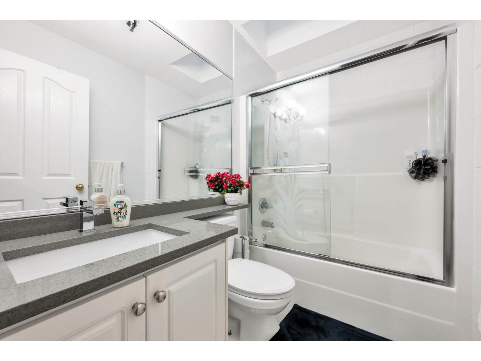 8733 162A Street, Surrey, BC - Indoor Photo Showing Bathroom