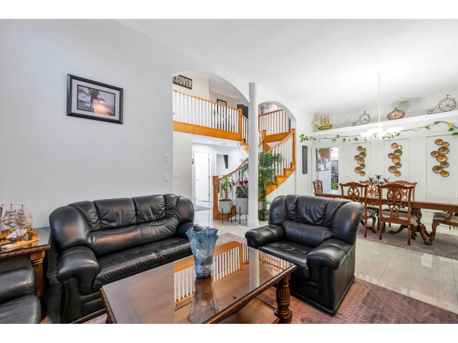 8733 162A Street, Surrey, BC - Indoor Photo Showing Living Room