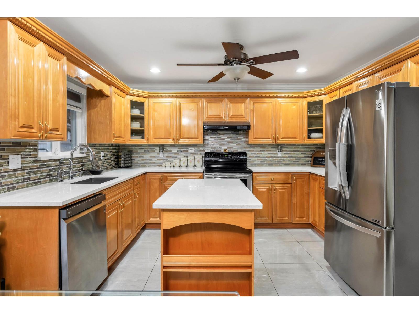 8733 162A Street, Surrey, BC - Indoor Photo Showing Kitchen