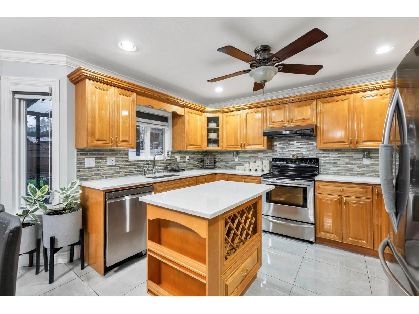 8733 162A Street, Surrey, BC - Indoor Photo Showing Kitchen With Stainless Steel Kitchen