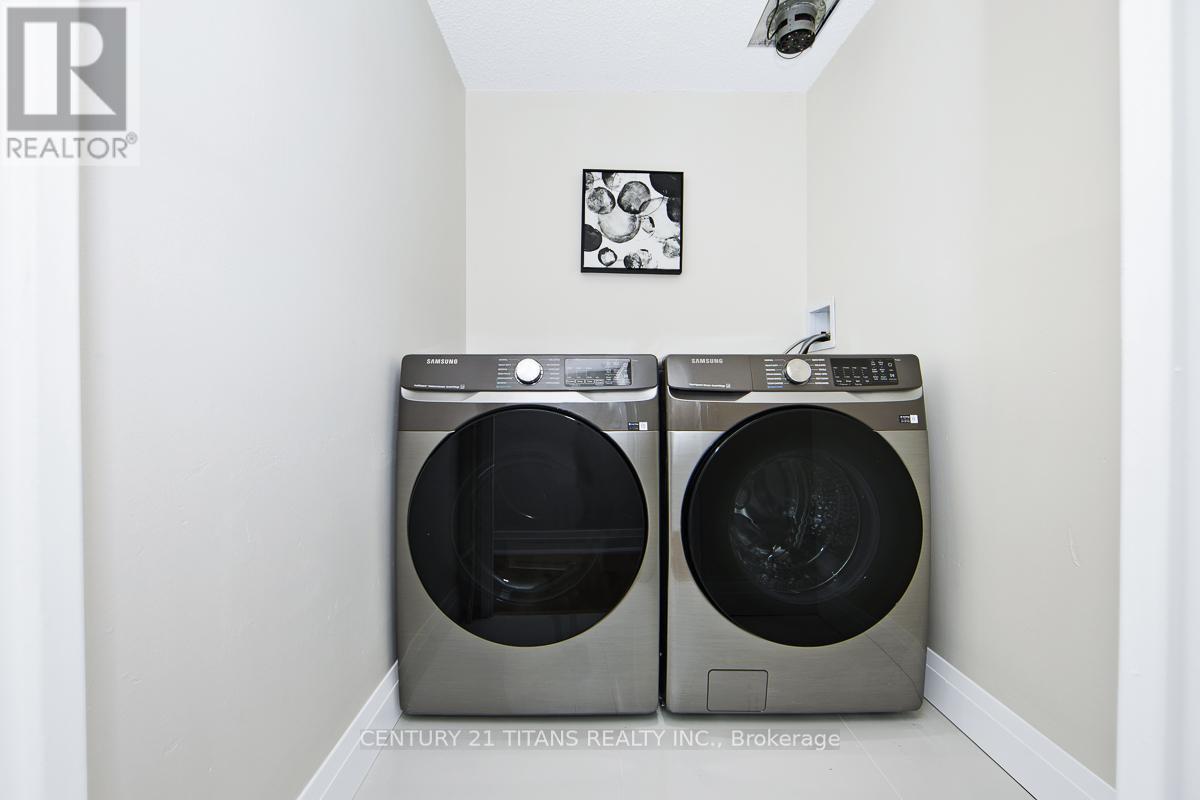 201 - 100 Wingarden Court, Toronto, ON - Indoor Photo Showing Laundry Room
