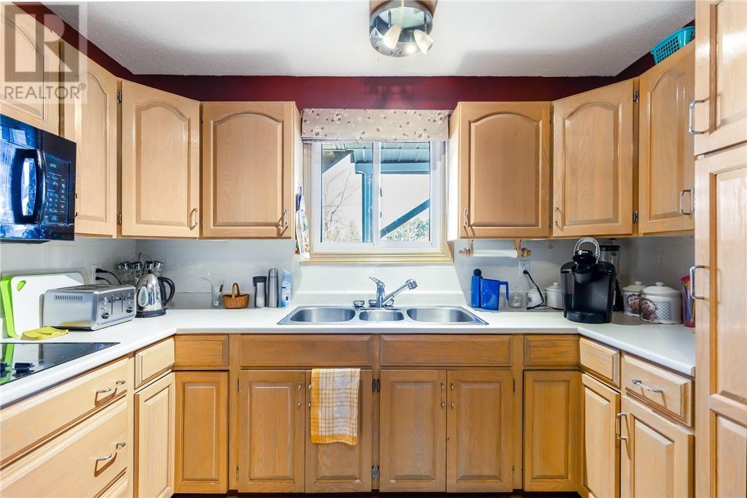 3144 Herve Avenue, Val Caron, ON - Indoor Photo Showing Kitchen With Double Sink