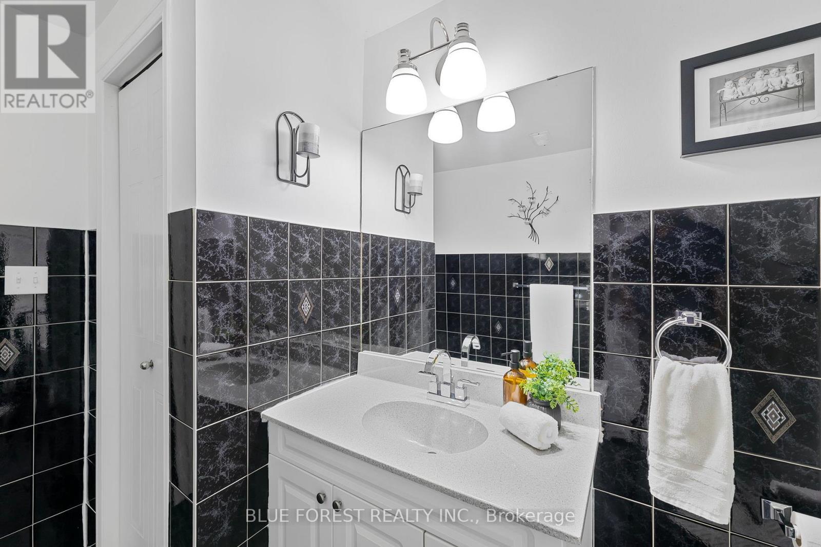930 Railton Avenue, London East (East I), ON - Indoor Photo Showing Bathroom