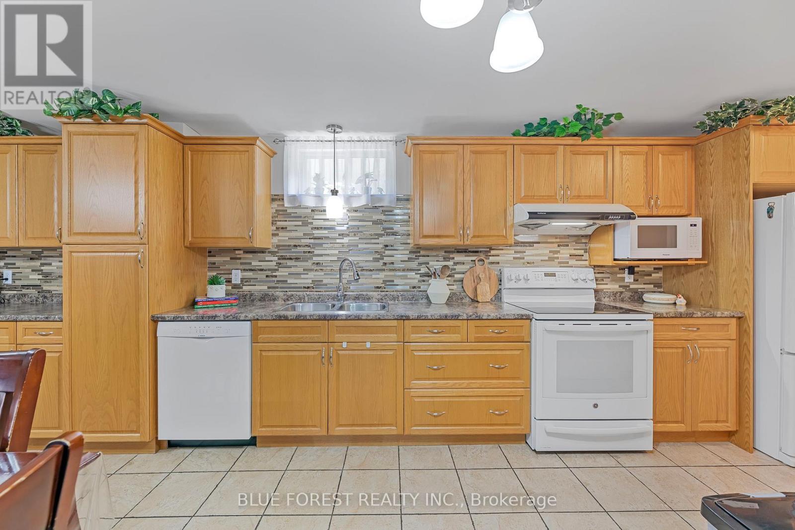 930 Railton Avenue, London East (East I), ON - Indoor Photo Showing Kitchen With Double Sink