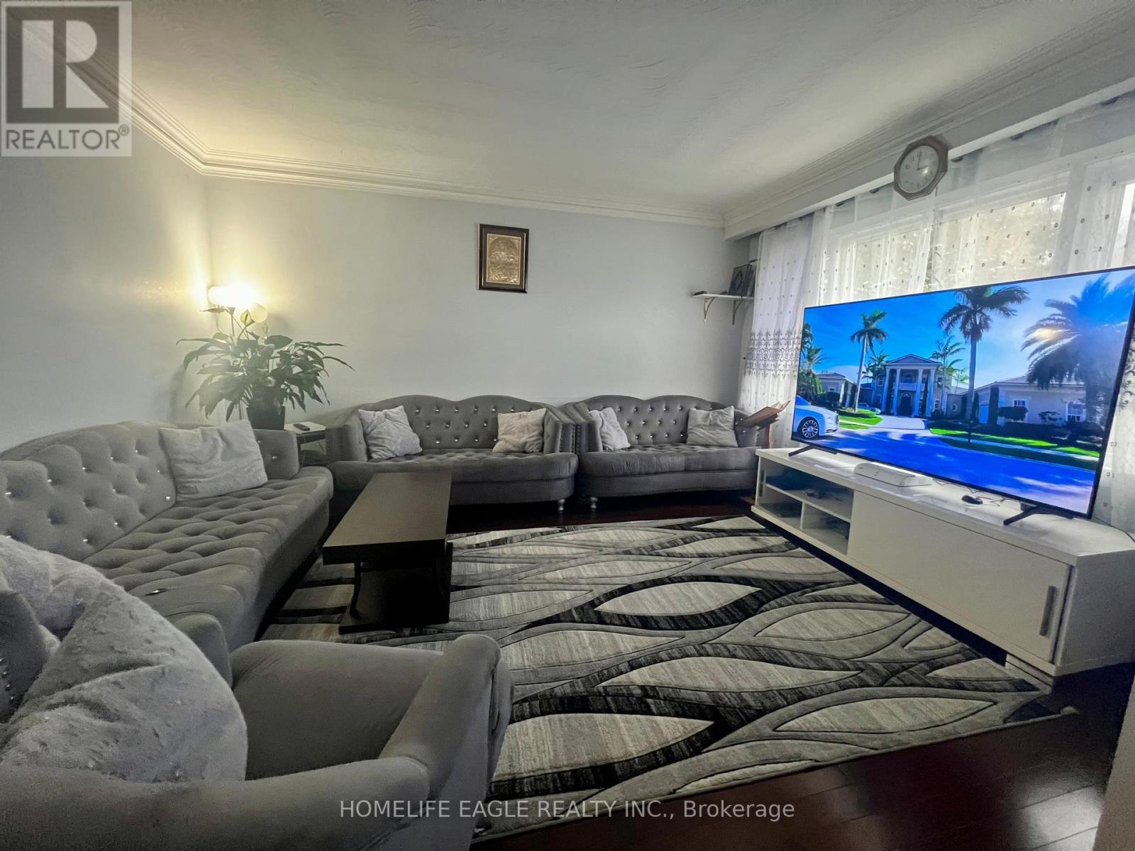 1024 Ogden Avenue, Mississauga, ON - Indoor Photo Showing Living Room