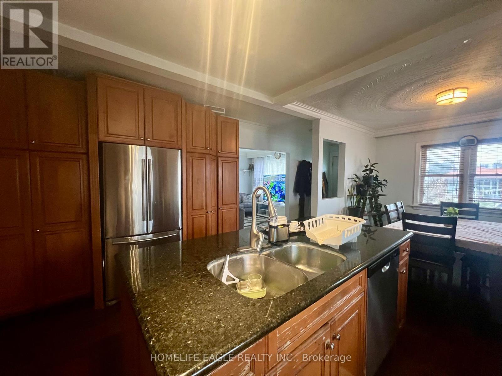1024 Ogden Avenue, Mississauga, ON - Indoor Photo Showing Kitchen With Double Sink