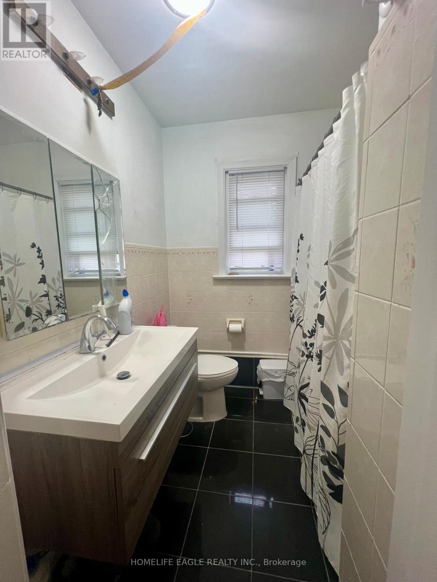 1024 Ogden Avenue, Mississauga, ON - Indoor Photo Showing Bathroom