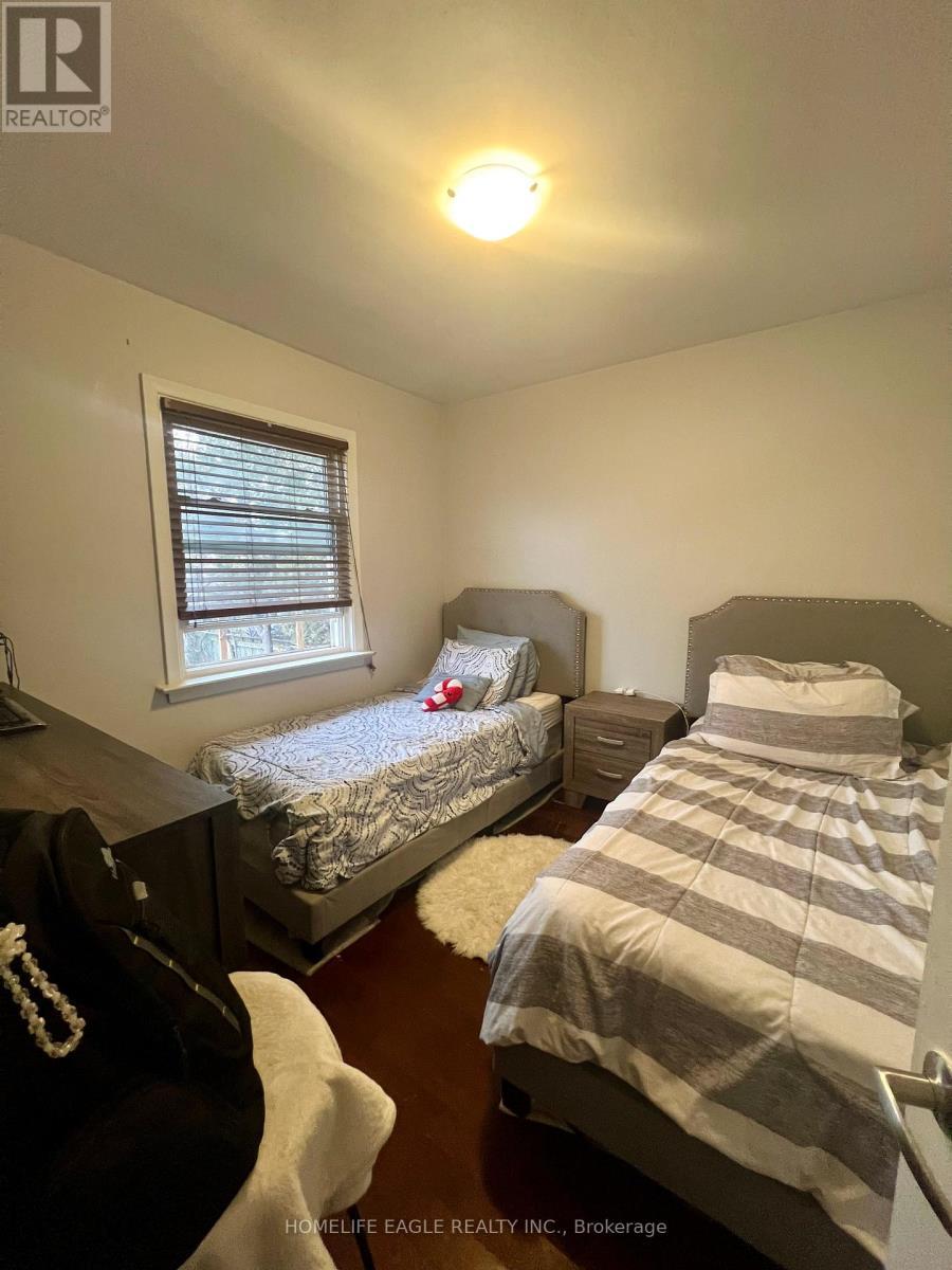 1024 Ogden Avenue, Mississauga, ON - Indoor Photo Showing Bedroom