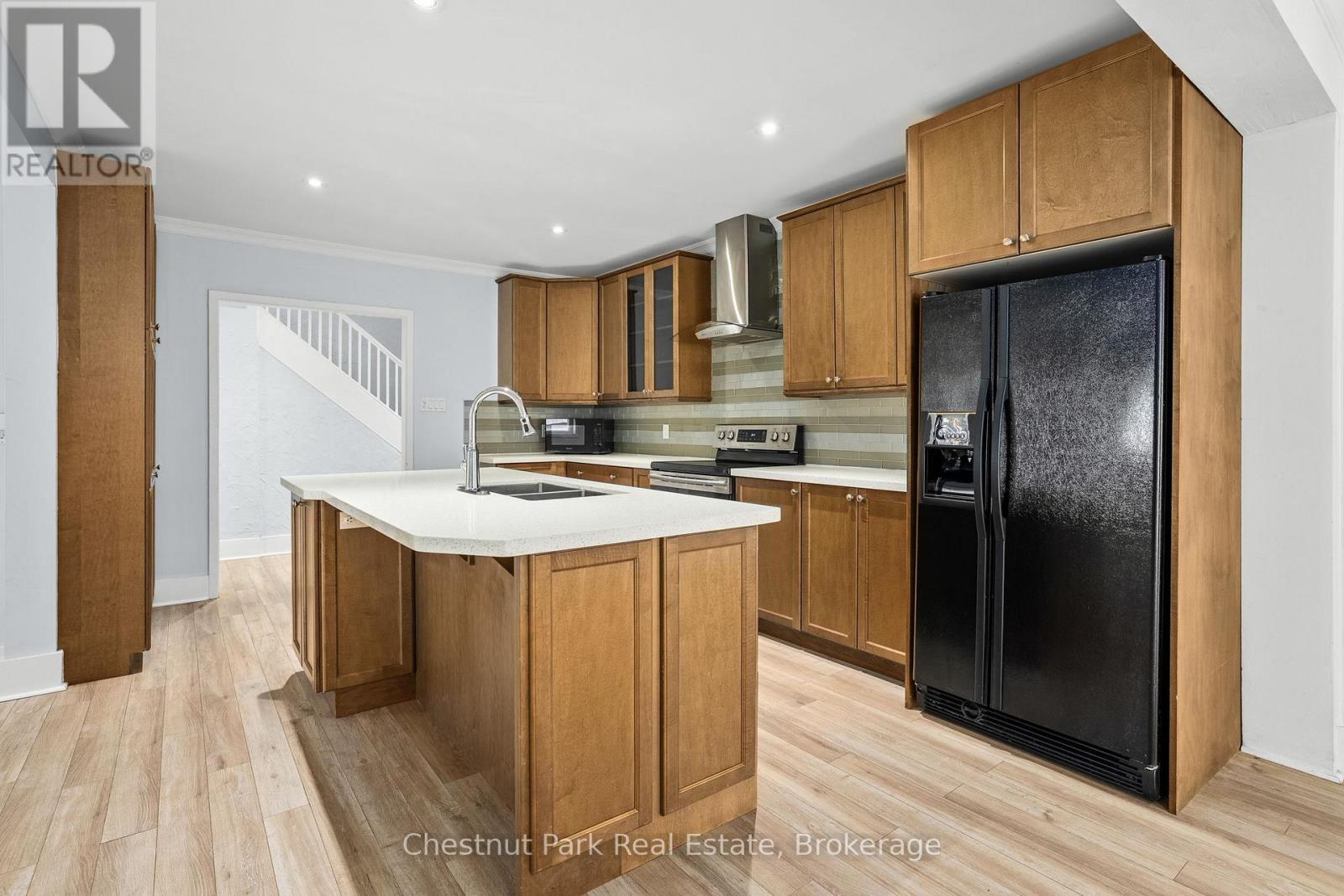 615 Bay Street, Gravenhurst (Muskoka (S)), ON - Indoor Photo Showing Kitchen With Double Sink