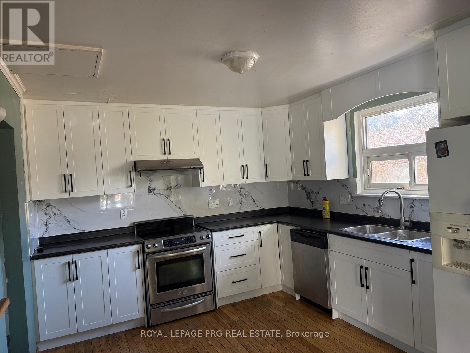 4 Duke Road, Brampton, ON - Indoor Photo Showing Kitchen With Double Sink