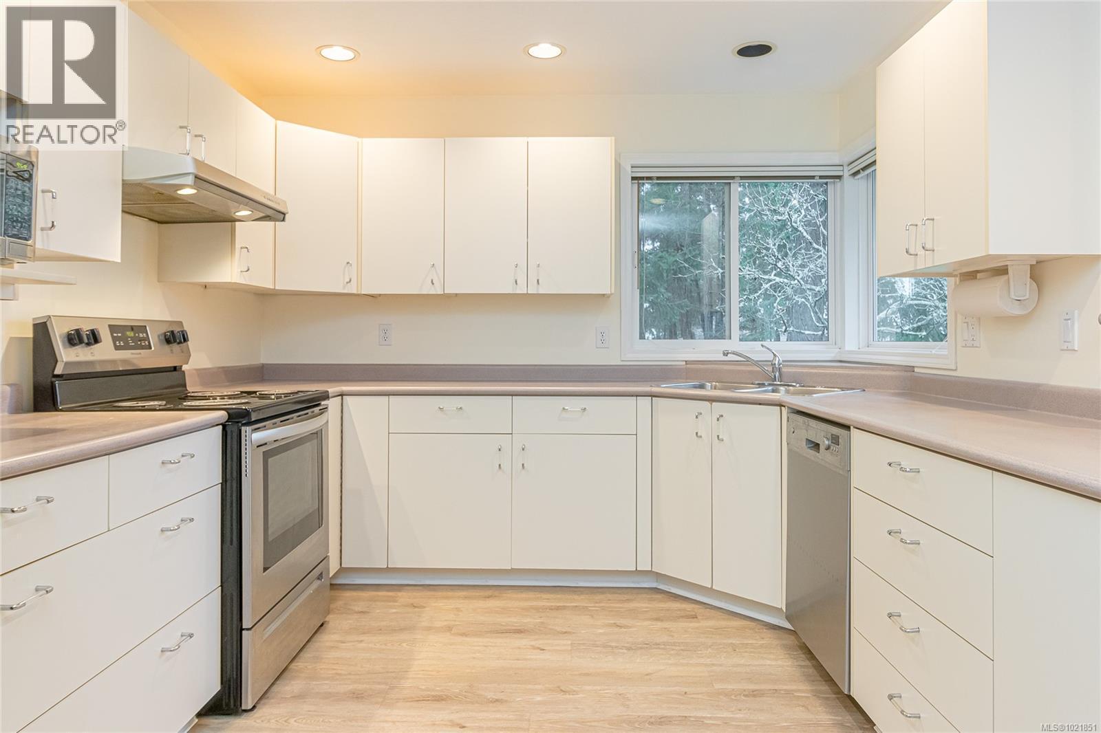 624 Wembley Rd, Parksville, BC - Indoor Photo Showing Kitchen With Double Sink