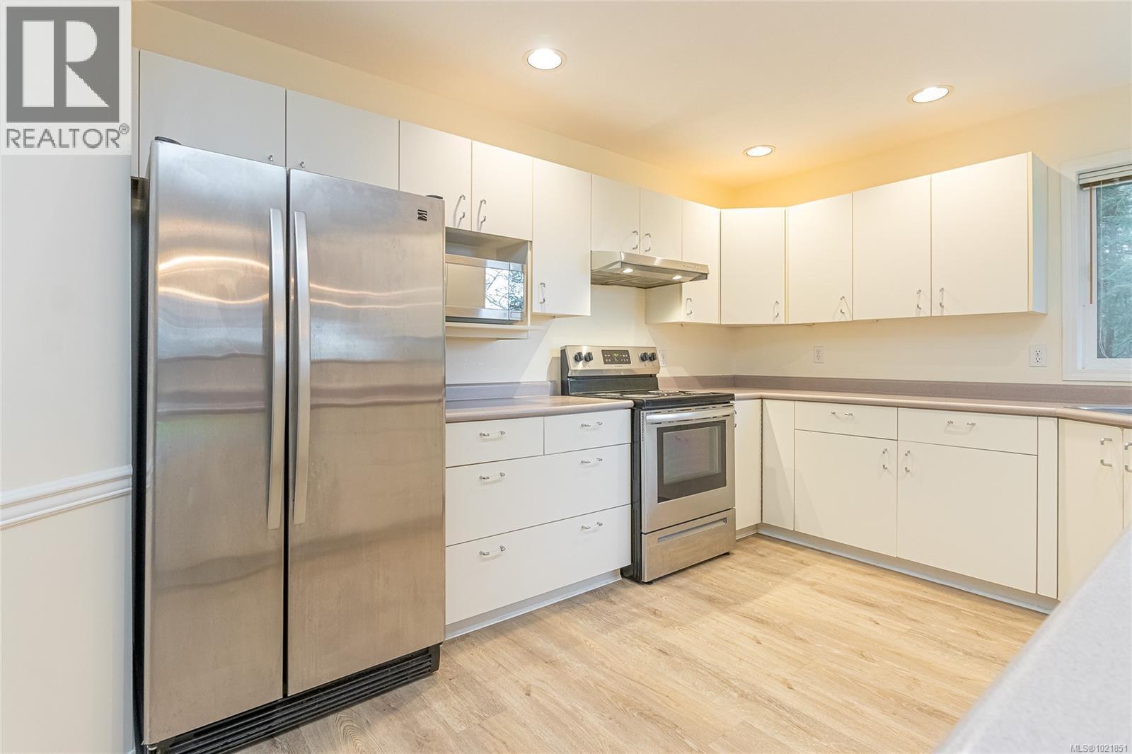 624 Wembley Rd, Parksville, BC - Indoor Photo Showing Kitchen