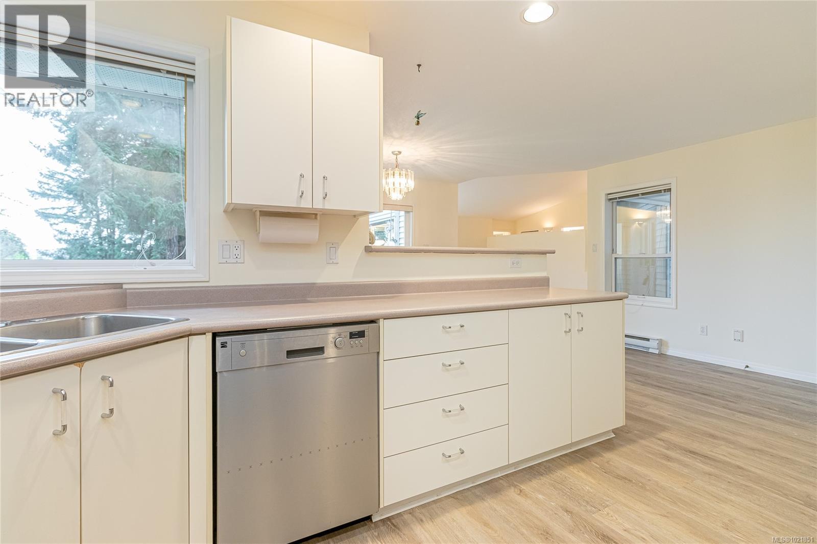 624 Wembley Rd, Parksville, BC - Indoor Photo Showing Kitchen