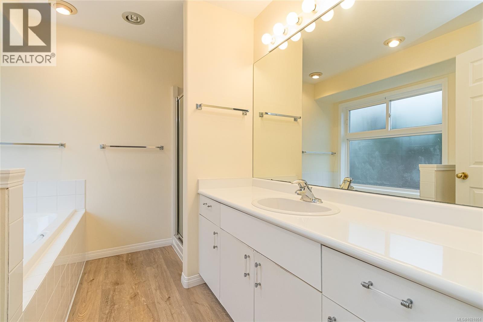 624 Wembley Rd, Parksville, BC - Indoor Photo Showing Bathroom