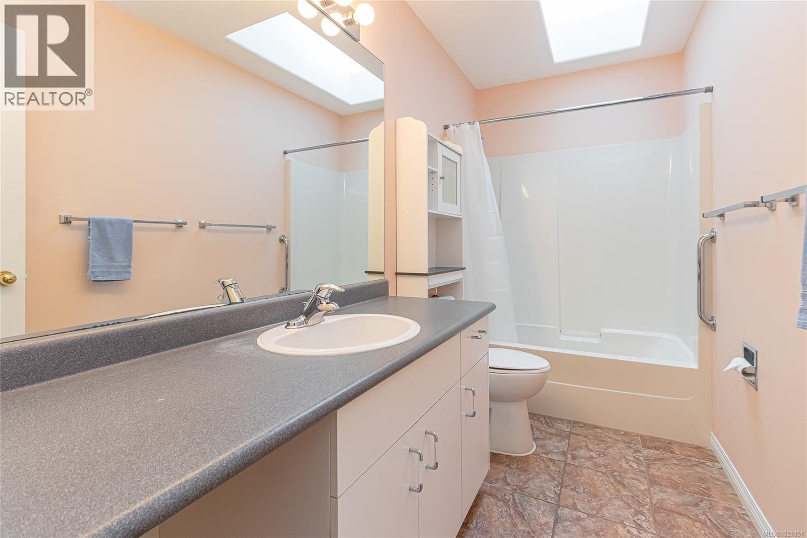 624 Wembley Rd, Parksville, BC - Indoor Photo Showing Bathroom