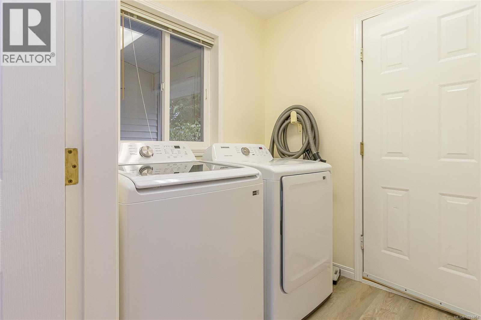624 Wembley Rd, Parksville, BC - Indoor Photo Showing Laundry Room