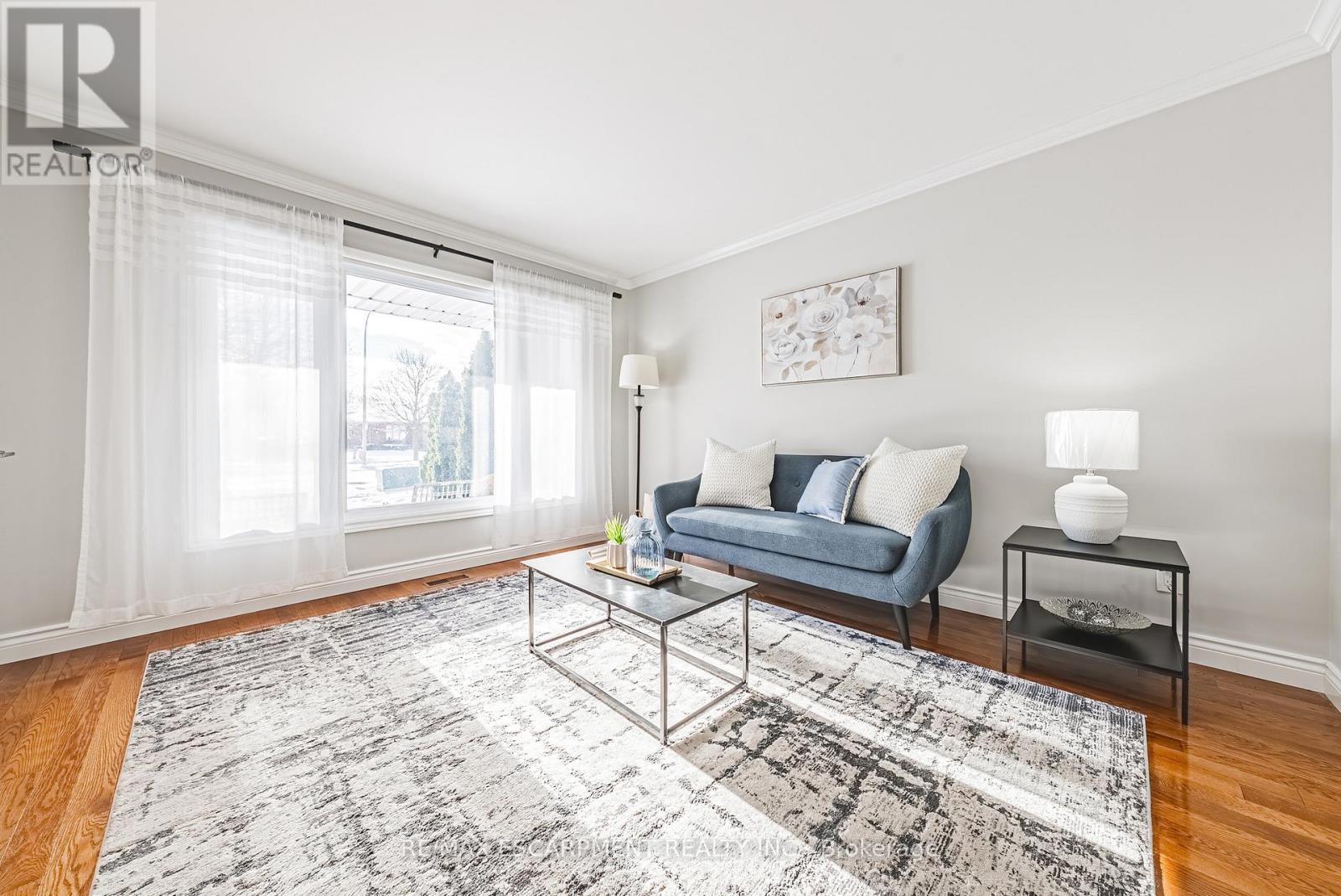 106 Highbury Drive, Hamilton, ON - Indoor Photo Showing Living Room