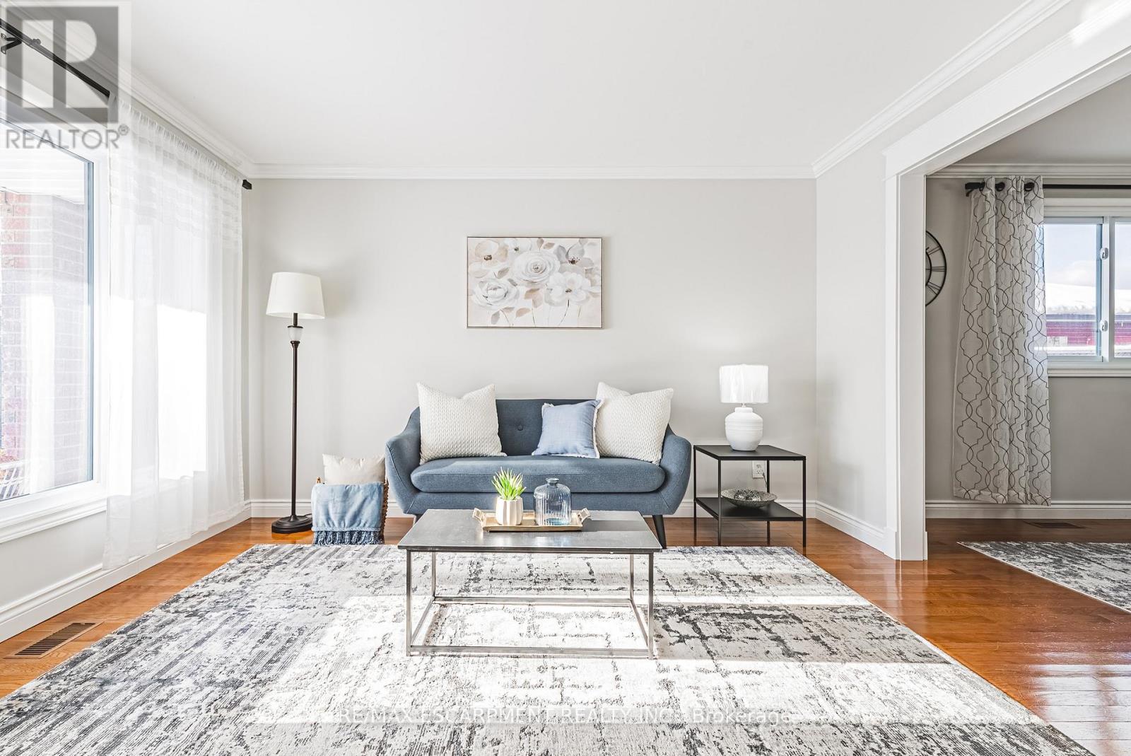106 Highbury Drive, Hamilton, ON - Indoor Photo Showing Living Room