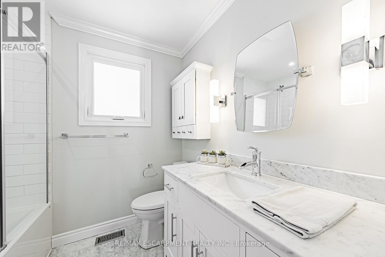 106 Highbury Drive, Hamilton, ON - Indoor Photo Showing Bathroom