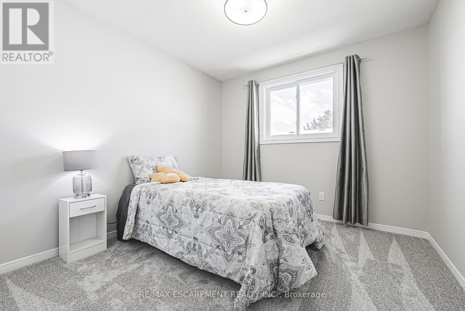 106 Highbury Drive, Hamilton, ON - Indoor Photo Showing Bedroom