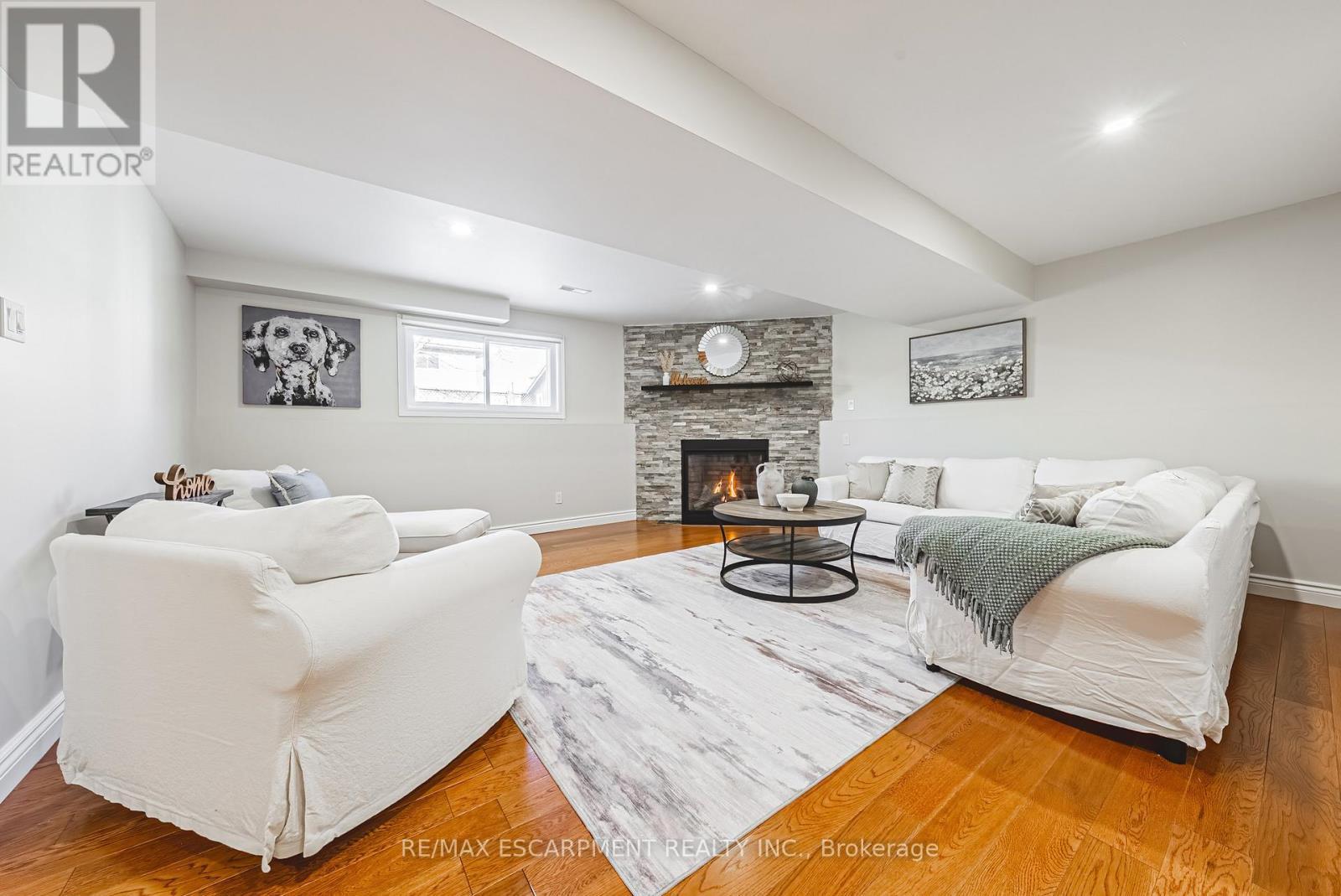 106 Highbury Drive, Hamilton, ON - Indoor Photo Showing Living Room With Fireplace